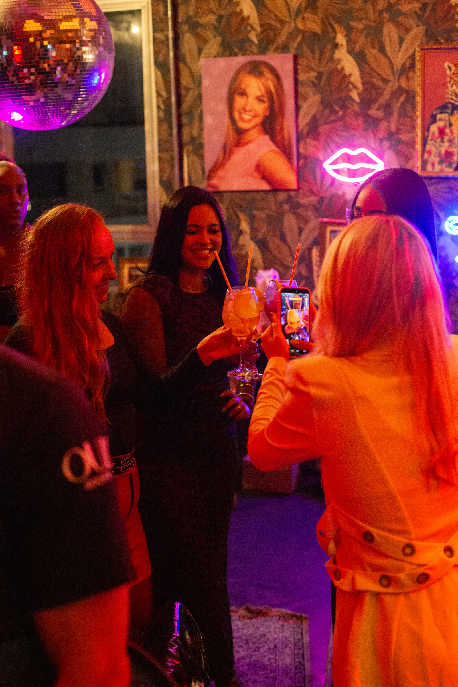 Mulheres brindando com drinks no encontro do Femina Business Club