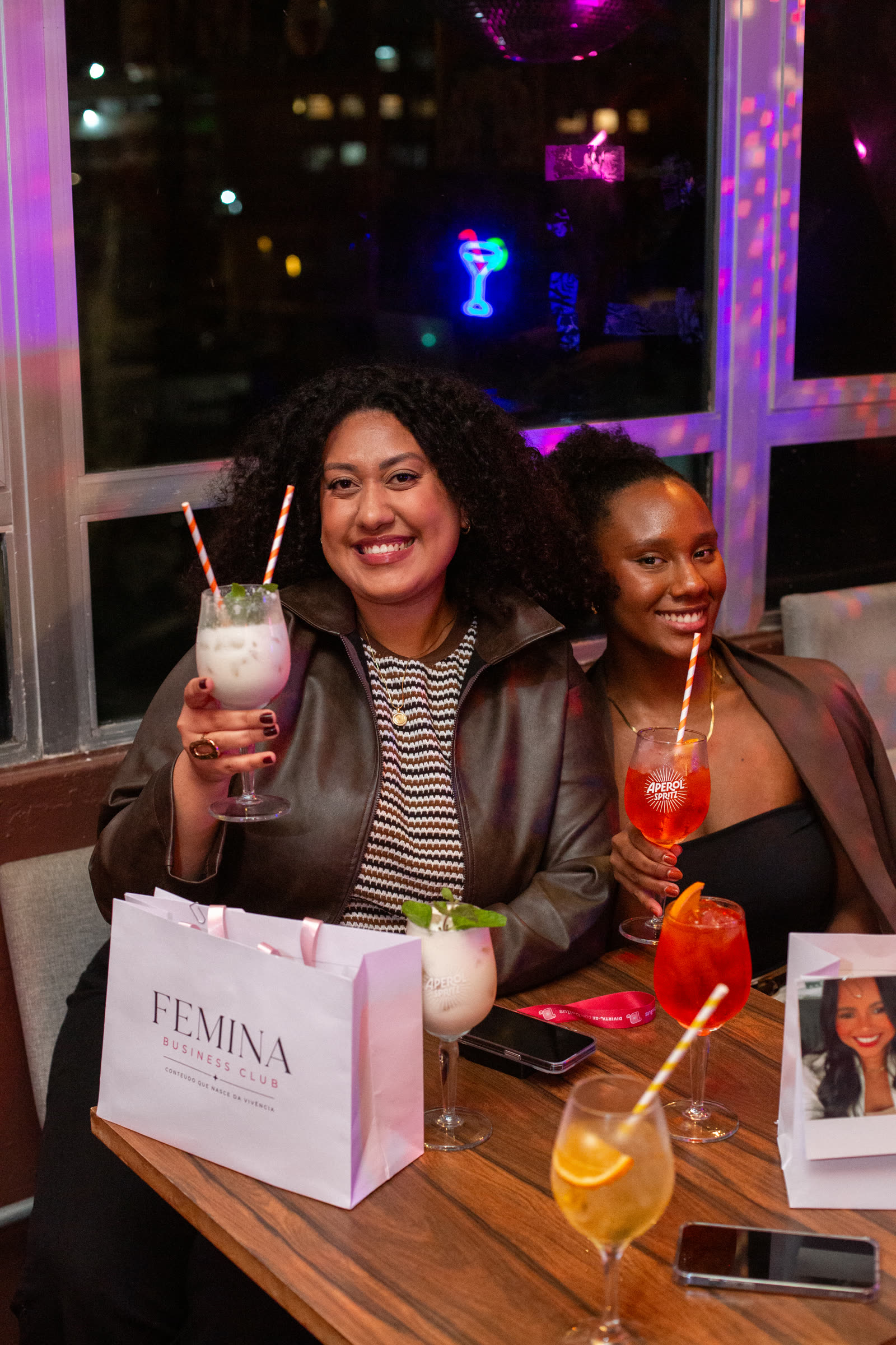 Convidadas com drinks e a sacola do Femina Business Club